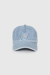 Gorra de béisbol de denim en tono azul claro con efecto lavado y desgastado. Presenta un bordado frontal con el logo AB en color crema y cuenta con una correa ajustable en la parte posterior.
