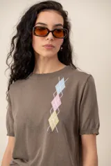 Sweater Dins Tricot de punto color beige con manga corta, escote redondo y detalle de rombos bordados en colores pastel en el pecho.