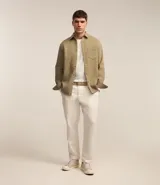 Remera de manga larga con cuello redondo y textura acanalada, confeccionada en una mezcla de poliéster y algodón.