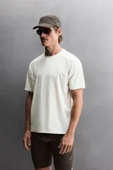 Camiseta deportiva Ridar x Zara Athleticz color marrón, de cuello redondo y manga corta, confeccionada en tejido ligero y elástico con estructura perforada y tecnología de secado rápido.