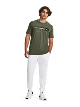Remera de cuello redondo y manga corta, color verde militar. Presenta un estampado frontal rectangular con diseño de camuflaje y el logo de la marca en color blanco.