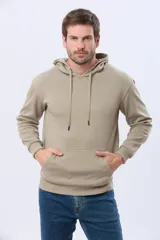 Canguro con capucha de color gris oscuro, confeccionado en tejido de felpa con interior de micropolar. Presenta cordones ajustables en la capucha y un pequeño logo bordado en el pecho.