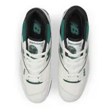 Championes New Balance 550, color blanco con detalles en verde y negro.