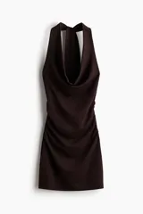 Vestido mini de punto roma color marrón oscuro, con diseño ceñido, escote halter drapeado pronunciado y laterales fruncidos.