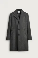 Abrigo regular fit de color gris oscuro, confeccionado en tejido con mezcla de lana de origen italiano. Cuenta con cuello con solapas de muesca, manga larga, bolsillos de vivo en la cadera, bolsillo interior, abertura en el centro de la espalda y cierre frontal de botonadura.