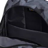 Mochila Caterpillar modelo Benson, color negro y gris, con estampado de camuflaje geométrico acolchado. Presenta un compartimento principal con bolsillo acolchado para laptop de 15.6", bolsillo frontal con organizador y bolsillos laterales de malla.