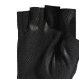 Guantes deportivos Adidas sin dedos, diseñados para entrenamiento. Presentan una palma texturizada para mayor agarre y un dorso de malla transpirable con cierre de velcro ajustable en la muñeca que incluye el logo de la marca.