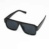 Lentes de sol negros con montura rectangular gruesa y lentes oscuros.