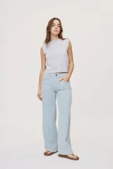 Pantalón wide leg de tiro medio con estampado de rayas verticales, diseño de cinco bolsillos, presillas para cinto y cierre frontal con botón y cremallera.