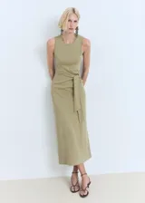 Vestido midi color verde militar de corte recto y sin mangas, con cuello redondo, tirantes anchos y detalle de nudo con lazo en la cintura.