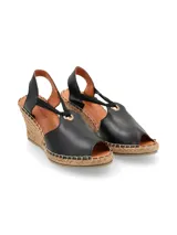 Sandalia de cuña Vilma color negro, con plataforma de yute, capellada de cuero y finas tiras elásticas de ajuste.