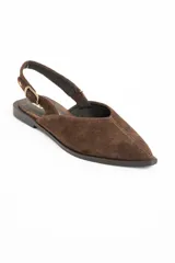 Chatita tipo slingback de gamuza color marrón, con punta fina y cierre de hebilla metálica ajustable en el talón.
