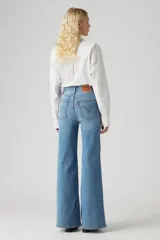 Jeans de mujer Levi's modelo Ribcage Bells So Nice, de tiro alto y corte acampanado (flare) en color azul claro.