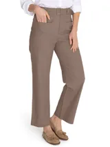 Pantalón de pierna recta y tiro alto color marrón, con bolsillos estilo carpintero y cinturón con hebilla metálica. Confeccionado en lino y algodón orgánico.