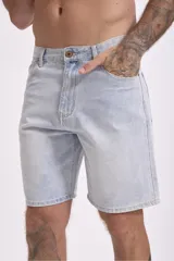 Bermuda de jean celeste con corte a la rodilla.