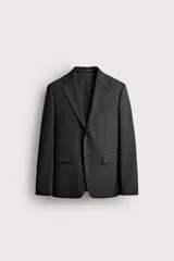 Blazer slim fit de corte estructurado color gris oscuro, confeccionado en tejido con viscosa, con solapas de muesca, bolsillos con solapa en la cadera y cierre frontal de un botón.