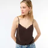 Musculosa de satén color marrón, con escote en V decorado con puntilla de encaje y tirantes finos ajustables.