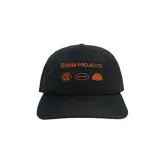 Gorra de visera curva color negro, confeccionada en nylon, con bordado frontal en color naranja que incluye el logo de la marca y gráficos abstractos.