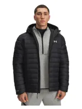 Campera puffer Under Armour con tecnología UA Storm repelente al agua. Presenta diseño acolchado, capucha ajustable, cierre frontal completo, bolsillos laterales con cremallera y logo de la marca estampado en el pecho.