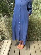 Vestido camisero amplio y largo color marrón chocolate, fabricado en Italia, con botones de nácar, cuello camisero y bolsillos laterales.