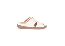 Sandalias Lota de cuero off-white, con tiras cruzadas texturizadas y suela de poliuretano color marrón con plataforma baja.