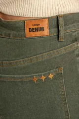 Pantalón de jean estilo wide leg con tiro alto y ruedo desflecado, en color verde oliva.