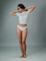 Bombacha clásica Calvin Klein de la colección Invisible Cotton, color blanco, con talle medio y bordes cortados a láser.