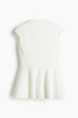 Top en punto roma de color blanco, entallado al cuerpo, con manga japonesa, cuello alto y un delicado peplum con vuelo en la parte inferior.