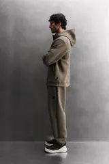 Sudadera con capucha de entrenamiento, confeccionada en tejido técnico de algodón con efecto neopreno. Presenta cierre frontal de cremallera, cuello subido, bolsillos laterales y un bolsillo en el pecho, todos con cierre de cremallera y acabado termofijado.
