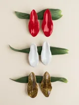 Caravanas de porcelana de alta temperatura modeladas a mano, con diseño en forma de pétalo y perno de acero quirúrgico hipoalergénico.