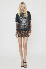Remera negra de algodón con cuello redondo, mangas cortas y estampa frontal de leopardo con la inscripción "Free Spirit".