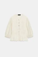 Chaqueta de cuello redondo y manga por debajo del codo con tejido combinado, color crudo, con cierre frontal con botones y detalles bordados.