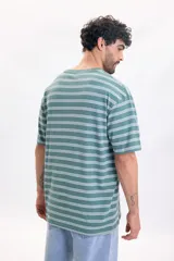 Remera manga corta de corte oversize en color verde con diseño de rayas horizontales blancas y efecto lavado.