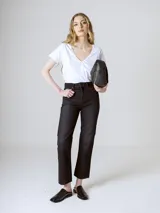 Remera blanca de algodón orgánico con cuello en V y mangas cortas.