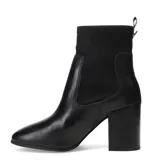 Bota tipo chelsea de cuero negro con caña elástica de tejido técnico y taco cuadrado de altura media.