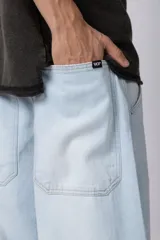 Jean baggy de corte amplio y relajado, color celeste claro, con diseño de pierna ancha y estilo urbano.