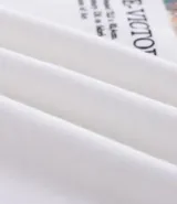 Remera boxy de algodón color blanco, con cuello redondo y mangas cortas. Presenta un estampado artístico inspirado en la obra "Mount Sainte-Victoire" de Paul Cézanne.