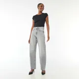 Pantalón jean de corte globo y tiro alto, color gris con efecto acid wash, confeccionado en algodón denim con diseño de perneras curvas.