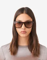 Gafas de sol Hawkers modelo Downtown Max con armazón de acetato en tono marrón traslúcido y lentes degradadas en color café.