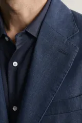 Blazer regular fit Zara de lino y lana color azul marino, con cuello de solapas de muesca, cierre frontal de un botón, bolsillos con solapa en la cadera y bolsillo de vivo en el pecho.