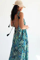 Solera larga de seda india con estampado paisley en tonos azules y verdes, con espalda descubierta y tirantes finos ajustables con borlas en los extremos.
