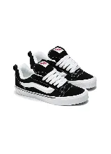 Championes Vans Knu Skool de diseño abullonado, color negro con la clásica franja lateral Sidestripe en blanco y plateado, suela chunky blanca y cordones anchos.