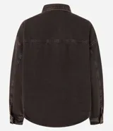 Campera trucker de jeans negro con efecto tintado, cuello clásico, cierre frontal con botones, solapas en el pecho con botones y corte holgado.