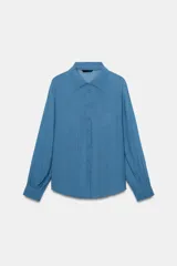 Camisa de manga larga con cuello solapa, confeccionada en tejido fluido. Presenta detalle de jaretas verticales en el frente y cierre frontal con botones forrados al tono.