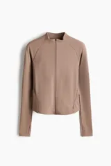 Campera deportiva de corte ajustado, color marrón tostado, con cuello elevado, cierre frontal completo, mangas raglán con abertura para el pulgar y bolsillos laterales con cierre.