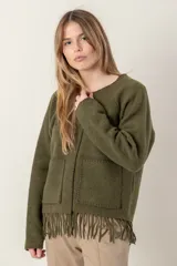 Chaqueta de lana merino hervida en color verde oliva, con diseño de corte recto, bolsillos frontales aplicados con costuras a la vista y detalle de flecos en el ruedo.