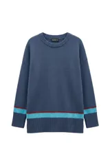 Sweater de punto color azul con cuello redondo, mangas largas y puños acanalados. Presenta una franja horizontal en contraste de color turquesa y bordó en el ruedo y en los puños.