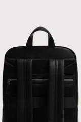 Mochila de diseño minimalista en color negro con acabado grabado. Cuenta con compartimento principal con cierre, bolsillo frontal con cierre, asa de mano superior y correas de hombro ajustables y acolchadas. Incluye espacio interior para dispositivos electrónicos y bolsillo de seguridad trasero.