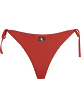Parte inferior de bikini roja con lazadas laterales y logo de Calvin Klein en la parte trasera.