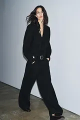 Pantalón de jean negro de tiro bajo, corte amplio tipo balloon, con cinco bolsillos y cierre frontal con cremallera y botón.